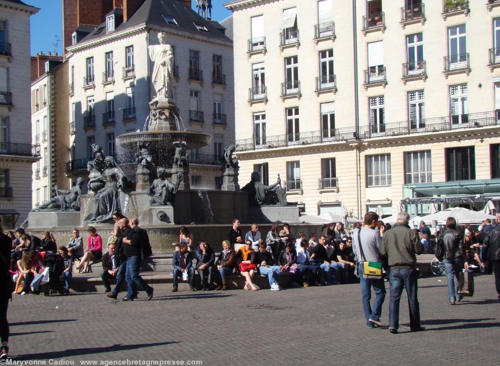 <b>Place Royale à Nantes. Plus de détente au soleil au bord de la fontaine en cet été 2012...</b> <b>Place Royale à Nantes. Plus de détente au soleil au bord de la fontaine en cet été 2012...</b>