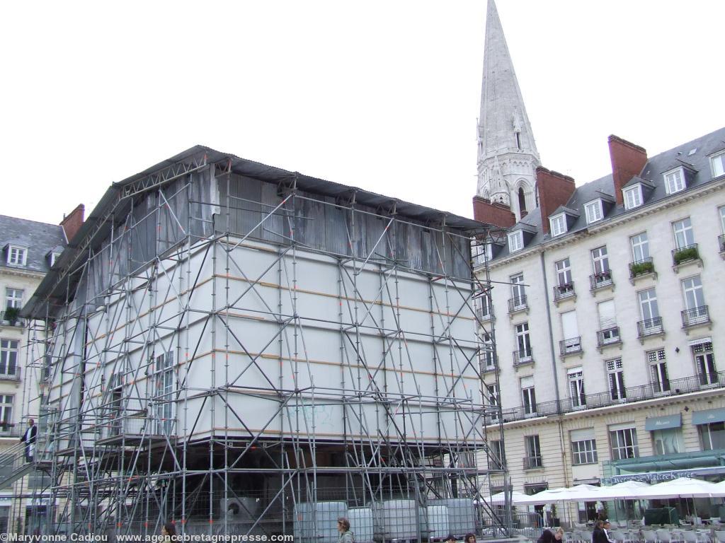 <b>Place Royale à Nantes. Déjà en l\'été 2007 la fontaine fut masquée par un hôtel ou plutôt une chambre d\'hôtel. Photo du 5 juillet 2007.</b> <b>Place Royale à Nantes. Déjà en l\'été 2007 la fontaine fut masquée par un hôtel ou plutôt une chambre d\'hôtel. Photo du 5 juillet 2007.</b>