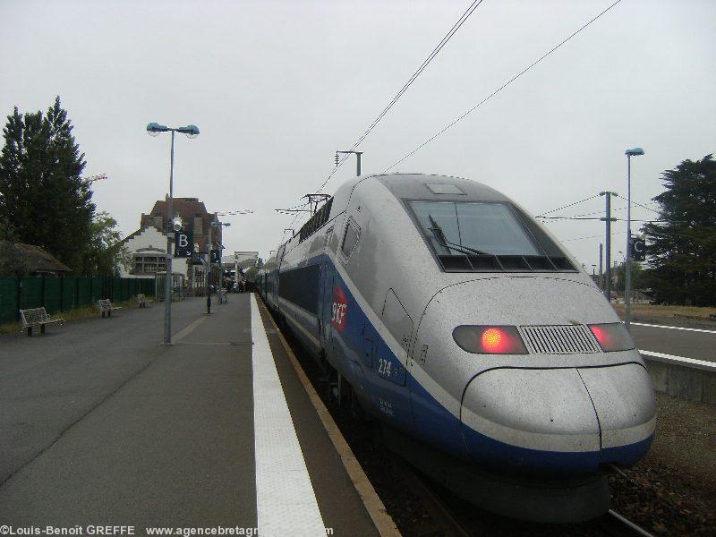 TGV : principal obstacle à la sérénité des
vélo-vacances bretonnes. Pour les
Français c\'est un train qui va vite.