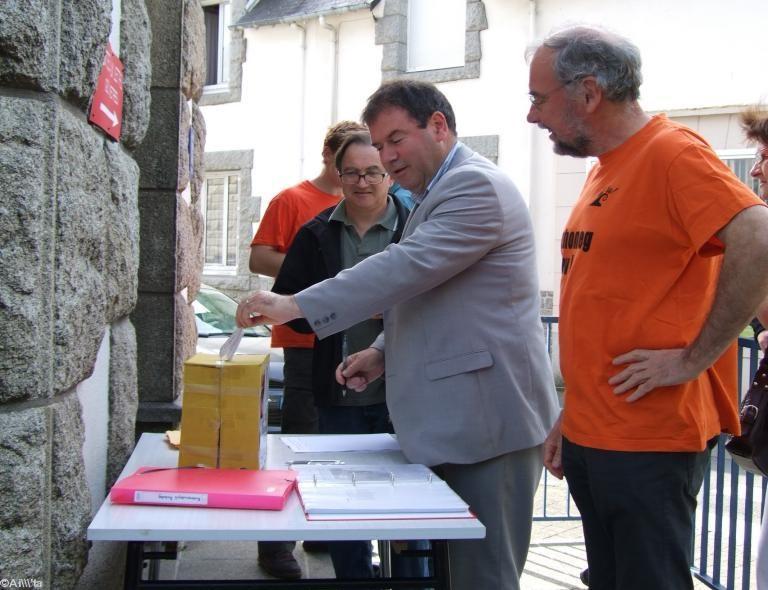 Christian Troadec o votañ dirak an Ti Post Karaez.