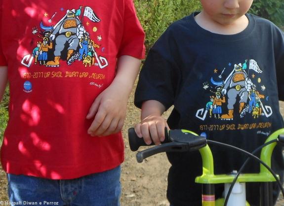 Le t-shirt existe en rouge et en bleu foncé mais
aussi en bleu ciel et en jaune.