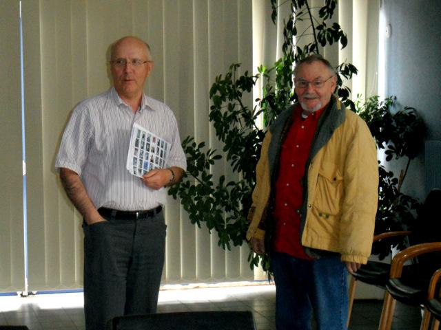 Bernard Le Floc'h avec Pierre Diner en repérage de la
salle d\'exposition.