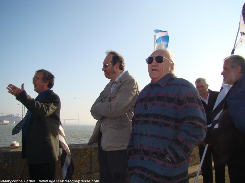 <b>Hubert Chémereau (bras croisés) et André Daniel le 28 mars 2012 à Saint-Nazaire lors de la commémoration de l\'Opération Chariot. (À gauche Yannick Coraud).</b> <b>Hubert Chémereau (bras croisés) et André Daniel le 28 mars 2012 à Saint-Nazaire lors de la commémoration de l\'Opération Chariot. (À gauche Yannick Coraud).</b>