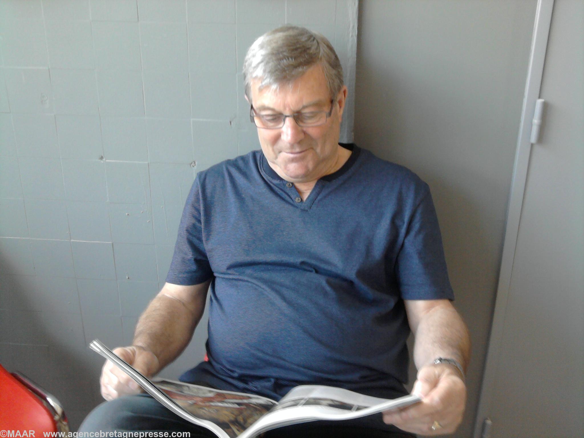 Arthur Harris artiste exposant garde l\'exposition Arthur Harris artiste exposant garde l\'exposition