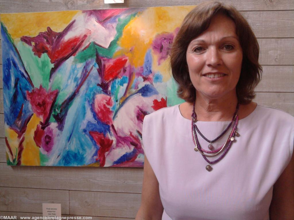 Marie-Françoise Kerroc\'h devant son oeuvre Eclat du jour