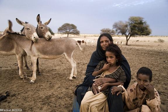 Femme touarègue avec ses enfants dans l\'Azawad.
