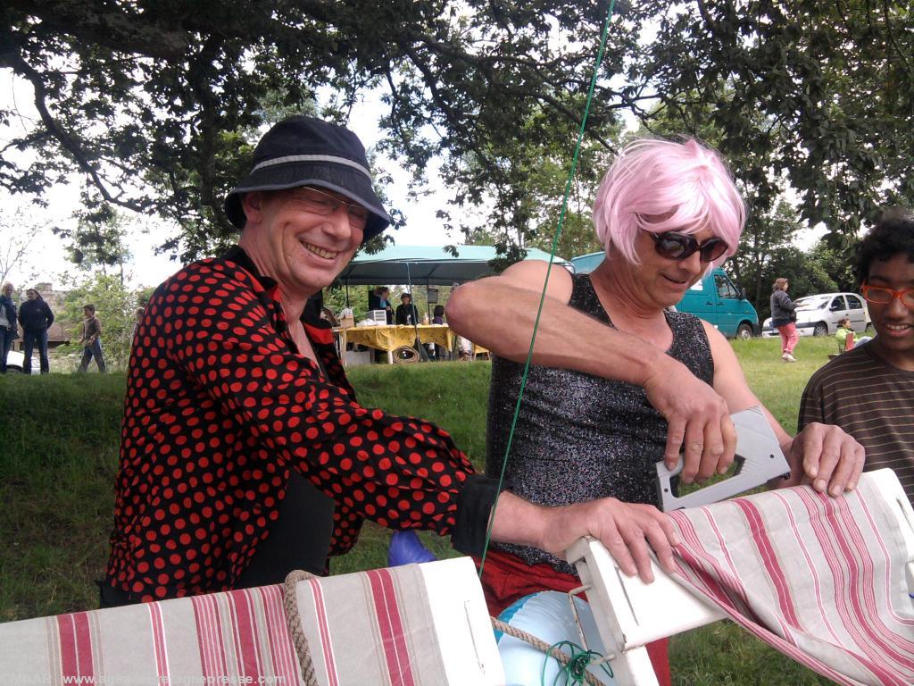 Samantha et Cindy agrafent la toile des
transats de leur pédalo Samantha et Cindy agrafent la toile des
transats de leur pédalo