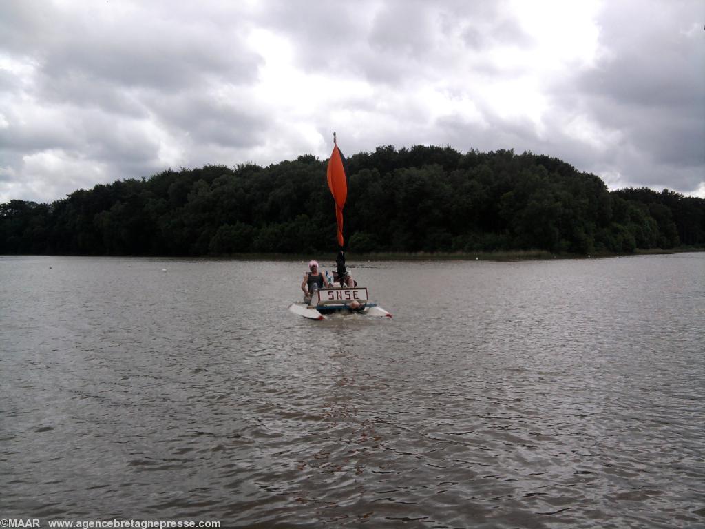 Le pédalo du Gîte de La Licorne sur l\'étang Le pédalo du Gîte de La Licorne sur l\'étang