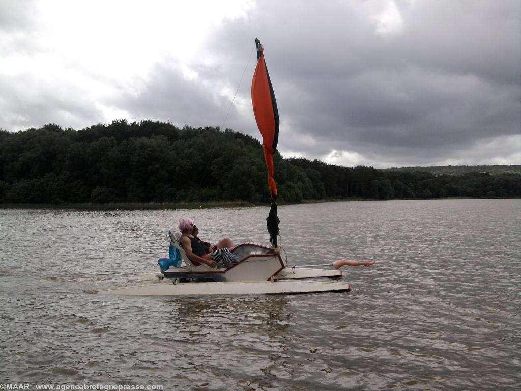 Le pédalo du Gîte de La Licorne sur l\'étang Le pédalo du Gîte de La Licorne sur l\'étang