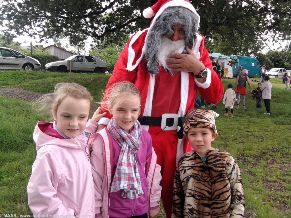 Le Père Noël et les enfants Lola Margaux et Yanis Le Père Noël et les enfants Lola Margaux et Yanis