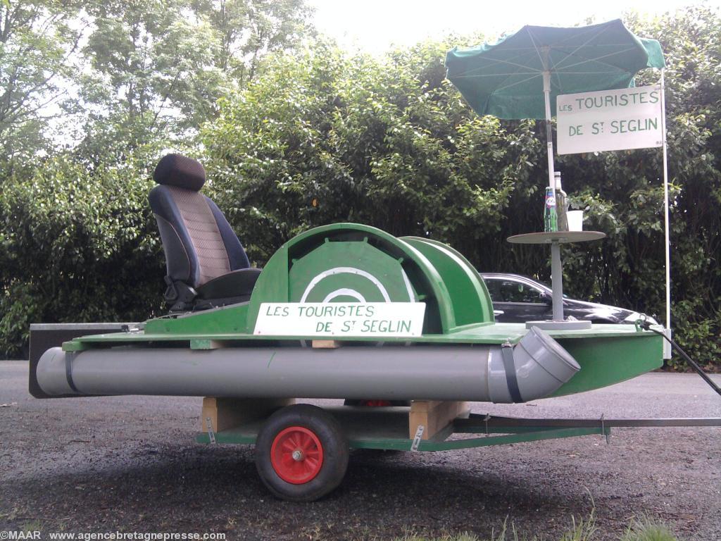 Le pédalo des touristes de St Séglin Le pédalo des touristes de St Séglin