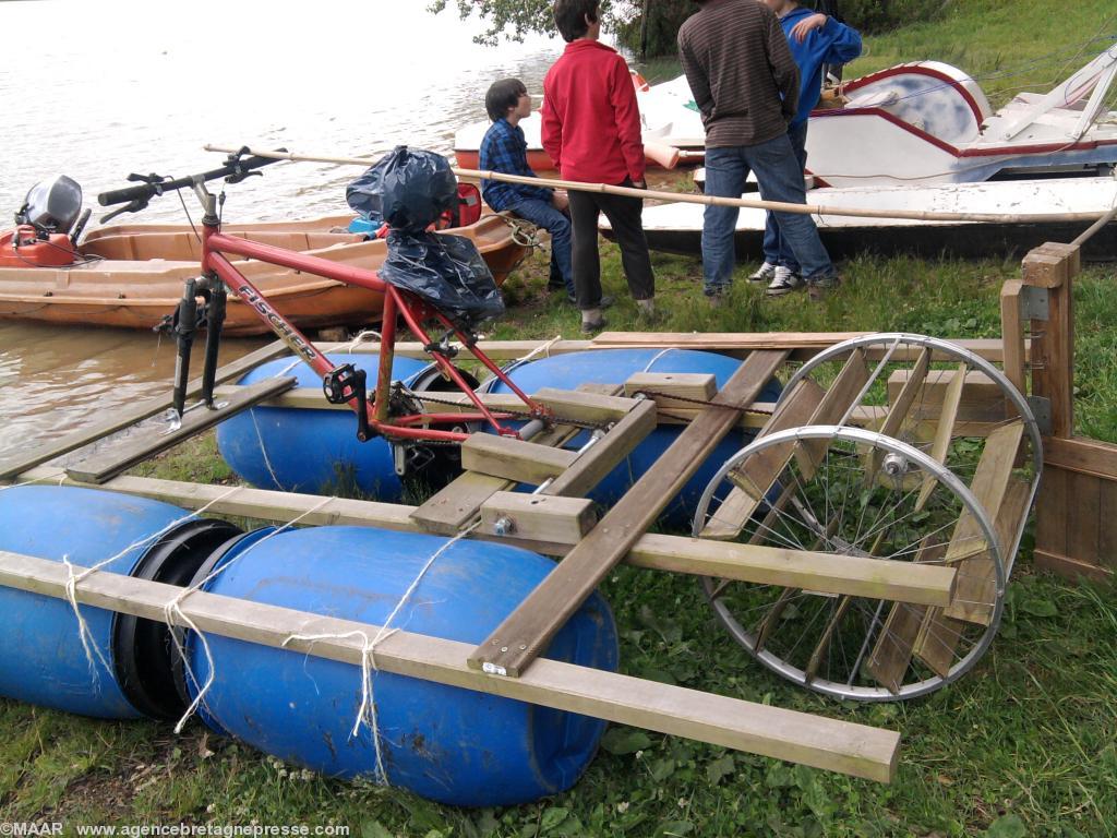 Vue d\'ensemble d\'un pédalo Vue d\'ensemble d\'un pédalo