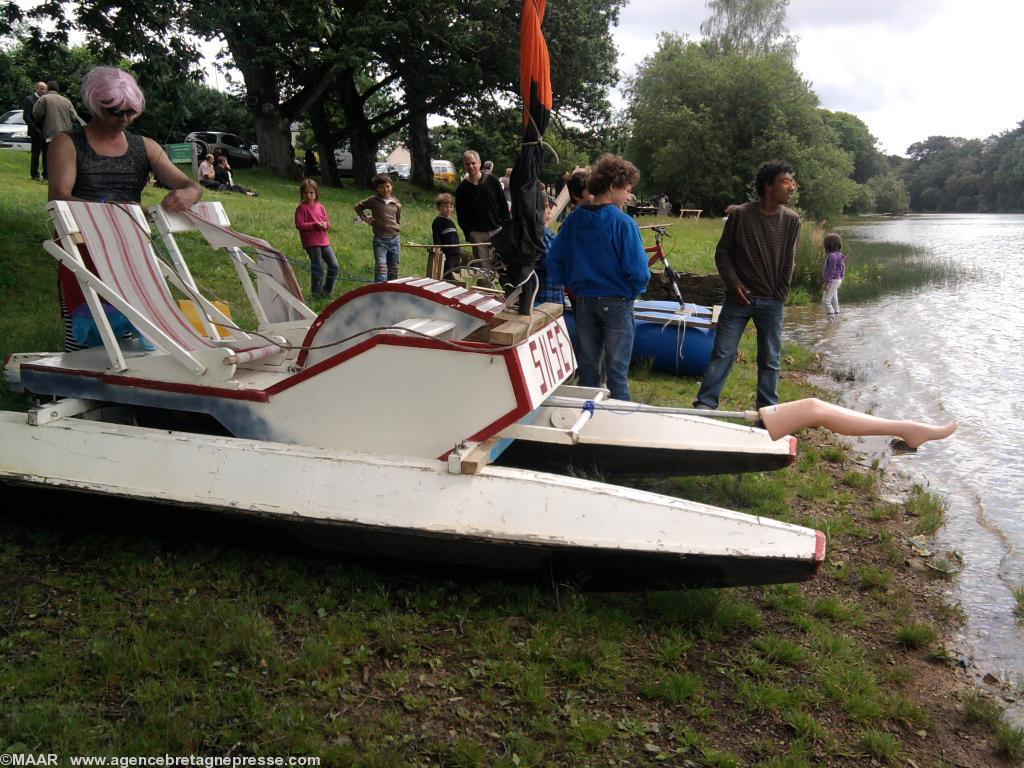 En premier plan le pédalo du Gîte de la Licorne En premier plan le pédalo du Gîte de la Licorne
