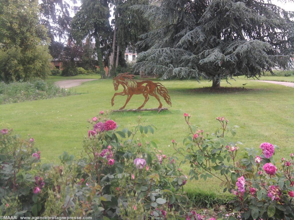 Vue d\'une sculpture de Lili Badin et du parc du haras