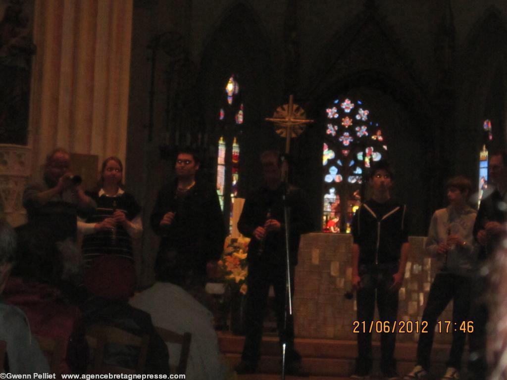 Jean-Yves Herlédan professeur de musique et les élèves de bombarde.