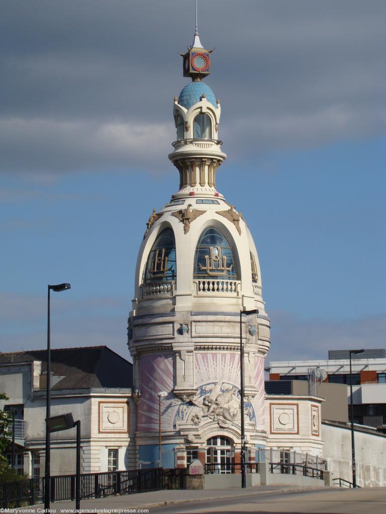 L\'aile est de l\'usine a été sauvée. La tour a été restaurée à l\'identique en 1998. Architecte J.-M. Lepinay. La Tour coiffe ce qui est le Lieu Unique dans l\'ancienne usine. <b>Cliquer pour voir la photo en entier</b>. L\'aile est de l\'usine a été sauvée. La tour a été restaurée à l\'identique en 1998. Architecte J.-M. Lepinay. La Tour coiffe ce qui est le Lieu Unique dans l\'ancienne usine. <b>Cliquer pour voir la photo en entier</b>.
