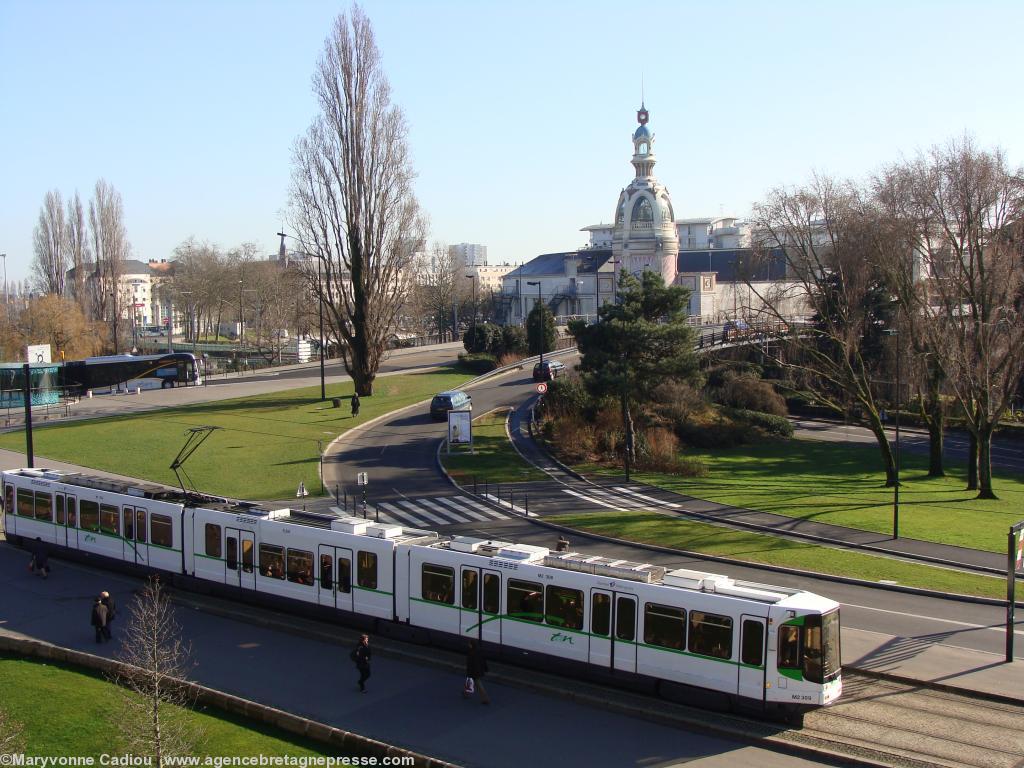La Tour LU vue du rempart sud du château des ducs de Bretagne. La Tour LU vue du rempart sud du château des ducs de Bretagne.