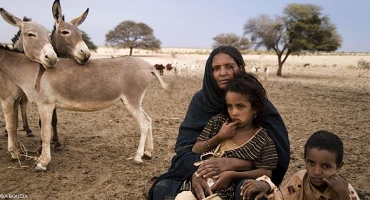 Femme touarègue avec son enfant dans l\'Azawad