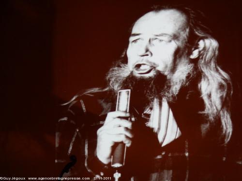 <b><i>Glenmor Disuj - Glenmor l\'insoumis</i>. Une des photos de fond de scène.</b>