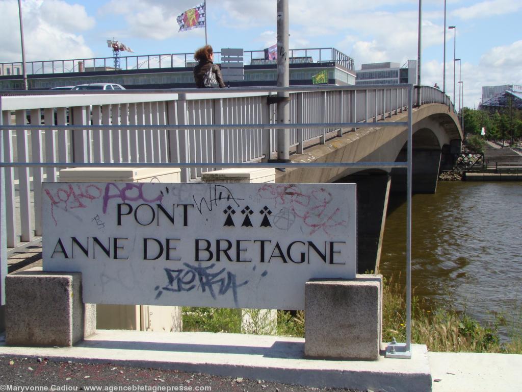 Nantes 13 juin 2012. Le pont Anne de Bretagne sur le bras de La Madeleine. Plaque taguée. Nantes 13 juin 2012. Le pont Anne de Bretagne sur le bras de La Madeleine. Plaque taguée.