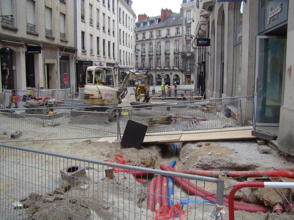 Nantes 30 mai 2012. Aménagement piétonnier. La rue Franklin en travaux pour longtemps. Dans un café voisin rue Scribe à gauche qui aurait moins de clients on me dit \"C\'est Beyrouth !\" Les bombes en moins... Nantes 30 mai 2012. Aménagement piétonnier. La rue Franklin en travaux pour longtemps. Dans un café voisin rue Scribe à gauche qui aurait moins de clients on me dit \"C\'est Beyrouth !\" Les bombes en moins...