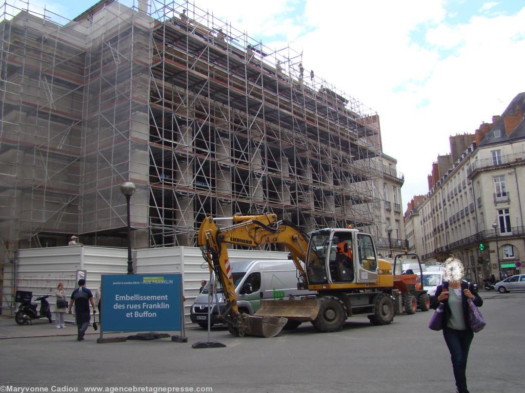 Nantes 13 juin 2012. Place Graslin l’opéra en ravalement et les engins du chantier de la rue Franklin proche. Nantes 13 juin 2012. Place Graslin l’opéra en ravalement et les engins du chantier de la rue Franklin proche.