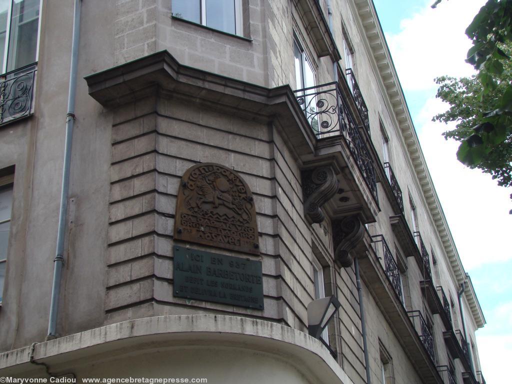 Nantes 17 juin 2012. La plaque à Barbetorte au pan coupé de la rue du Pré Nian très peu visible sur le cours des 50 Otages. Nantes 17 juin 2012. La plaque à Barbetorte au pan coupé de la rue du Pré Nian très peu visible sur le cours des 50 Otages.