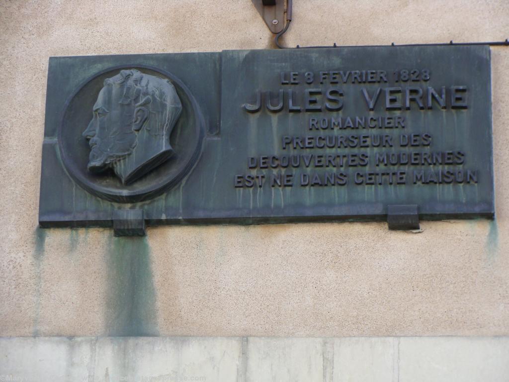 Nantes 15 septembre 2011. La plaque sur la maison natale de Jules Verne est dans le même état en juin 2012. Nantes 15 septembre 2011. La plaque sur la maison natale de Jules Verne est dans le même état en juin 2012.