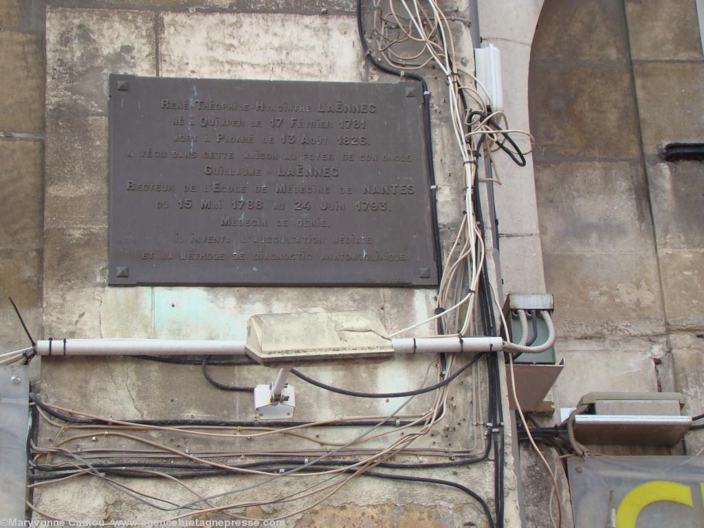 Nantes 17 octobre 2011. Place du Bouffay les fils autour de la plaque à Laënnec sont toujours visibles en juin 2012. Sur la belle façade XVIIIe du fond de la place. Nantes 17 octobre 2011. Place du Bouffay les fils autour de la plaque à Laënnec sont toujours visibles en juin 2012. Sur la belle façade XVIIIe du fond de la place.