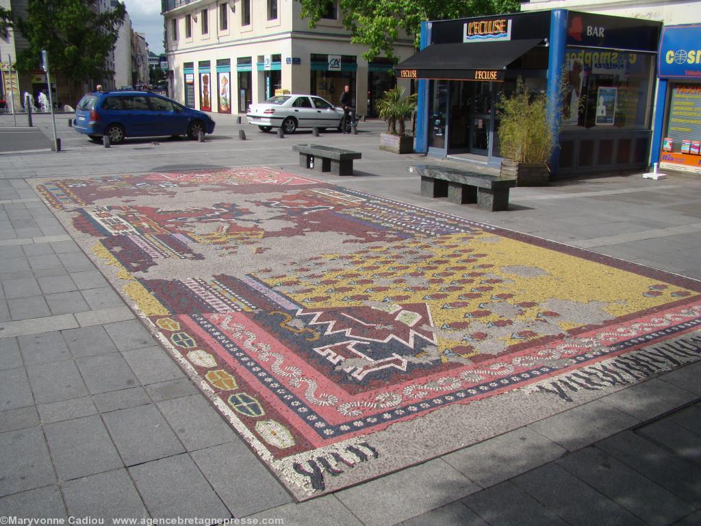 Nantes 16 juin 2012. La mosaïque de 20 ans d’âge à même le sol cours des Cinquante Otages posée lors de son réaménagement dans les années 1990 par les architectes urbanistes Italo Rota et Bruno Fortier est en bien mauvais état. Nantes 16 juin 2012. La mosaïque de 20 ans d’âge à même le sol cours des Cinquante Otages posée lors de son réaménagement dans les années 1990 par les architectes urbanistes Italo Rota et Bruno Fortier est en bien mauvais état.