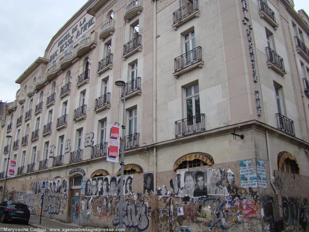 Nantes 17 juin 2012. La façade de l’hôtel Duchesse Anne à l\'est du château des ducs de Bretagne. Palissades tags et affiches. Nantes 17 juin 2012. La façade de l’hôtel Duchesse Anne à l\'est du château des ducs de Bretagne. Palissades tags et affiches.