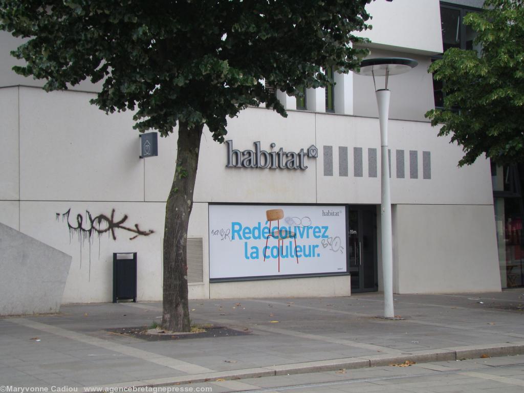 Nantes 17 juin 2012. Tags cours des Cinquante Otages. (Publicité gratuite !) Nantes 17 juin 2012. Tags cours des Cinquante Otages. (Publicité gratuite !)