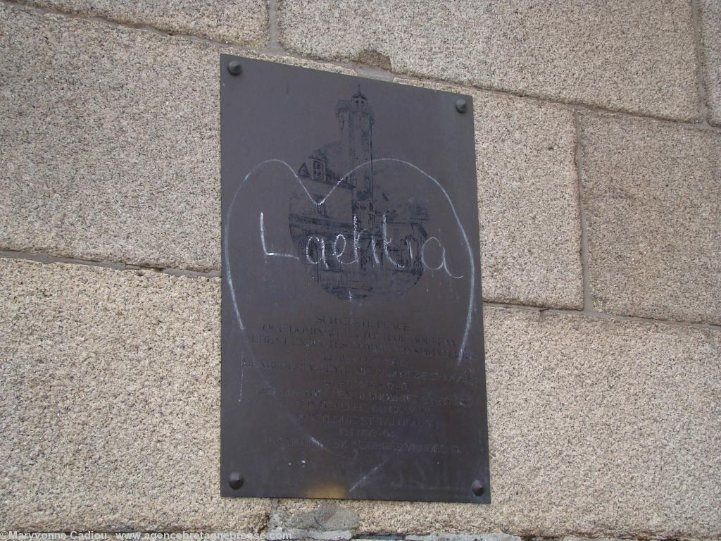 Nantes 13 juin 2012. Place du Bouffay. Taguée la seule plaque qui reste en hommage à Pontcallec et à tous les suppliciés de cette place en 1626, 1720 et 1793-94. Photo 12 de ABP23086 (lien dans le texte). Nantes 13 juin 2012. Place du Bouffay. Taguée la seule plaque qui reste en hommage à Pontcallec et à tous les suppliciés de cette place en 1626, 1720 et 1793-94. Photo 12 de ABP23086 (lien dans le texte).