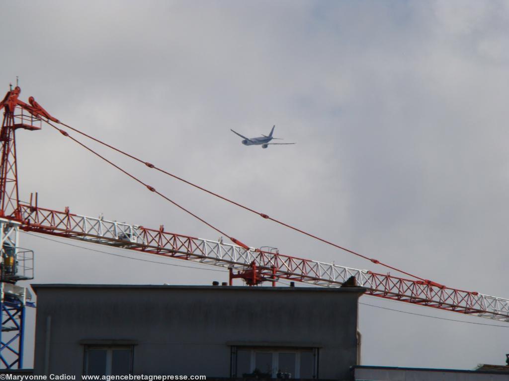 Au dessus de Nantes un avion par temps calme le 19 avril 2012. Grue du quartier du CHU.