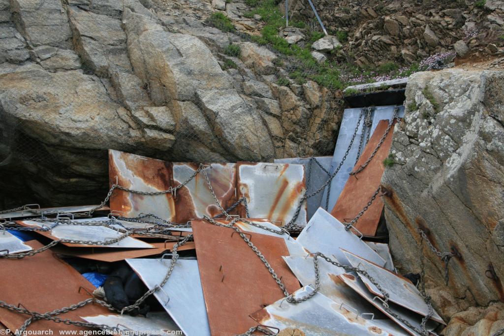 Menez Dregan aujourd\'hui. Des plaques d\'acier couvrent le site pour le protéger des intempéries, des vagues et des pilleurs