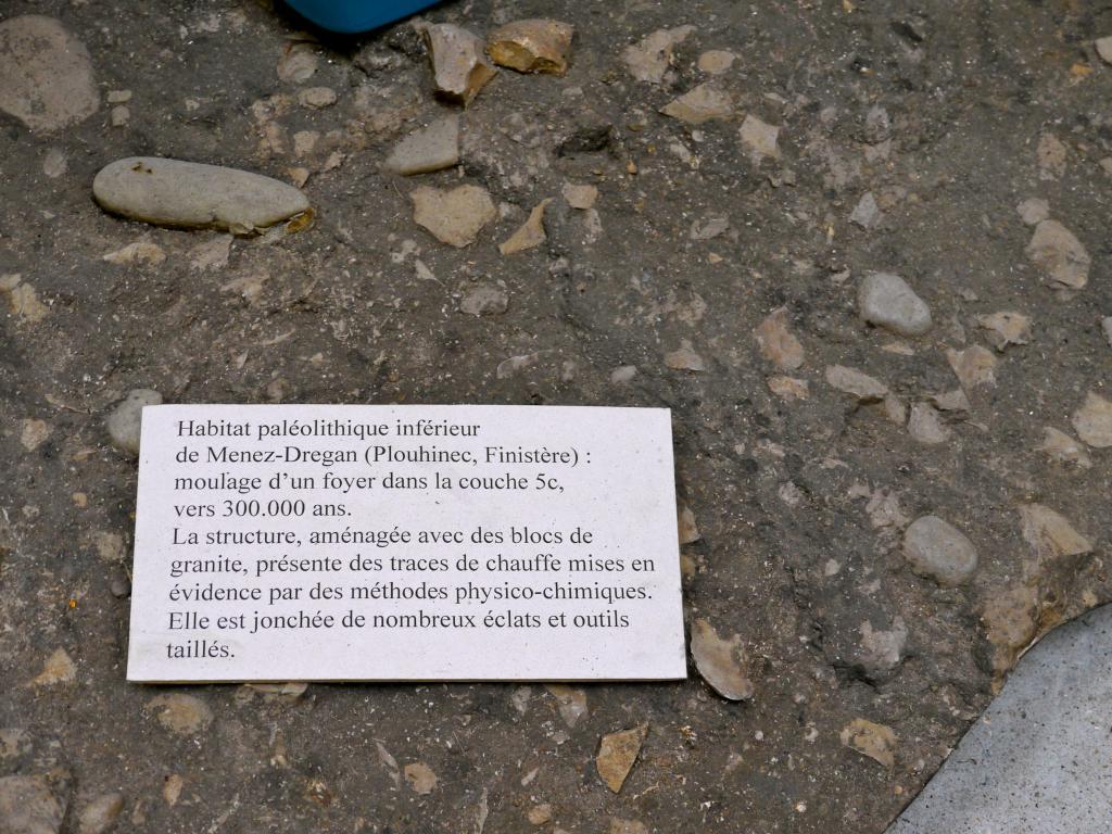 Menez Dregan : Reste de foyer vieux de 300 000 ans 
(photo musée archéologique du finistère à Penmarc\'h )