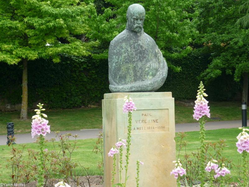 Buste de Verlaine dans les Jardins du boulevard Poincaré non loin de sa maison natale rue de la Haute Pierre en face du Palais de justice.