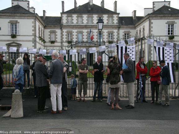 Devant la sous-préfecture de Pontivy. Devant la sous-préfecture de Pontivy.
