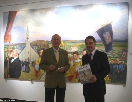 Devant la grande toile \" Procession au pardon de Sainte Anne la Palud \" de Maurice Ménardeau Bernard Le Floc\'h et Jean-Marc Michaud conservateur en chef départemental et auteur du livre catalogue sur l\'exposition Ménardeau.