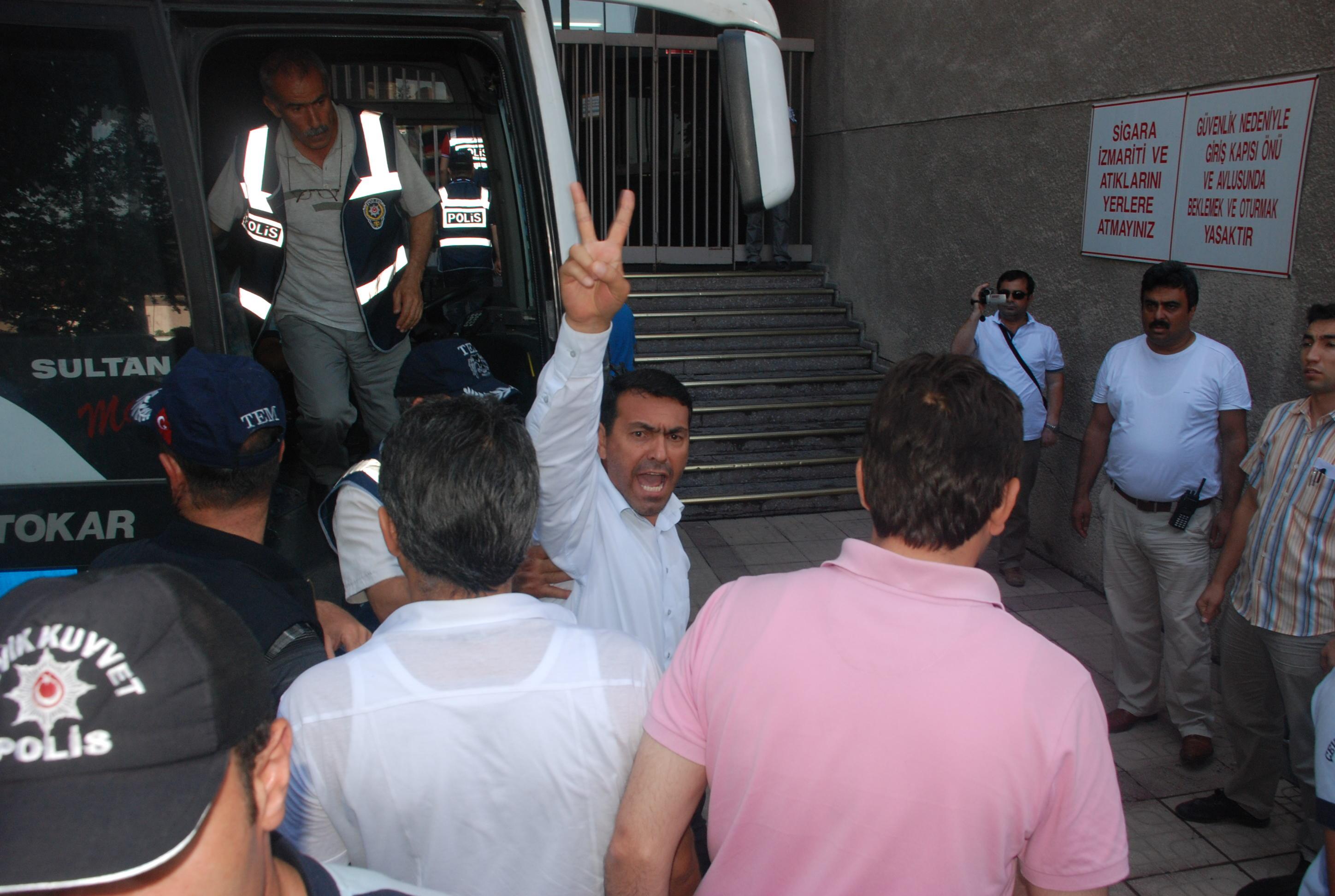 arrestation musclée de responsables syndicaux