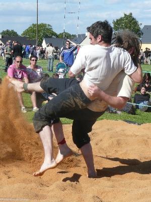 Deux lutteurs aux prises à Monterfil le 23 juin 2012