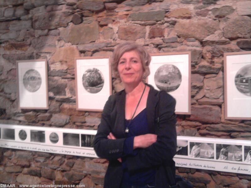 Catherine Dubrul devant son exposition