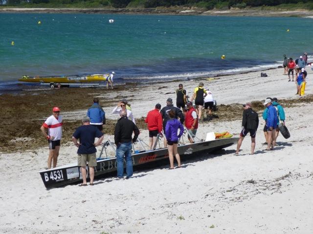 Plage de La Grée à Sarzeau. Si les rameurs n\'ont “plus de bras” ils trouvent des anciens et des spectateurs sur la plage pour remonter les bateaux... Photo Gilbert Engelhardt. Plage de La Grée à Sarzeau. Si les rameurs n\'ont “plus de bras” ils trouvent des anciens et des spectateurs sur la plage pour remonter les bateaux... Photo Gilbert Engelhardt.