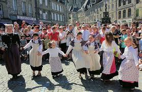 "Echu eo an Abadenn" : Le \"final\" de la journée : la danse
des mille grande gavotte dansée par les
participants des cercles d\'enfants au
centre-ville