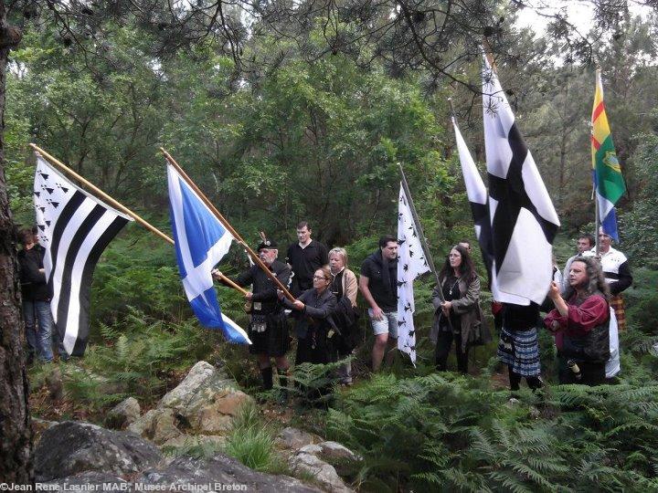 Avant le début des \"Feux de la Rencontre 2012\"  un hommage est rendu au hommes tombés là pour la liberté de Bretagne! Bevet Breizh Dieub !