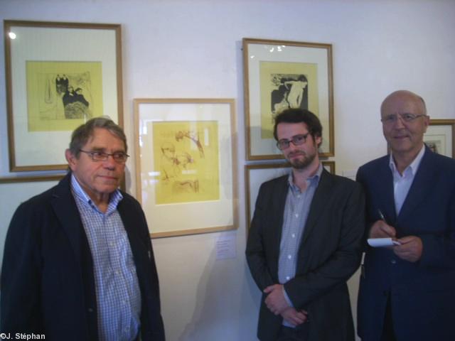 Au Musée de Pont-Aven. De g. à dr. Louis-Marie Le Breton ; Clément Siberchicot ; Bernard Le Floc\'h. Au centre « Misères Humaines » de Paul Gauguin.