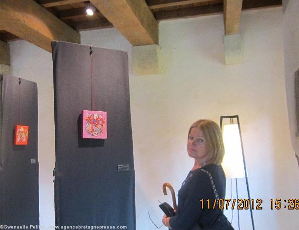 <i>Talents conjugués</i>. Exposition de Pascal Jaouen et Mik Jegou à Kemper. Une visiteuse conquise.