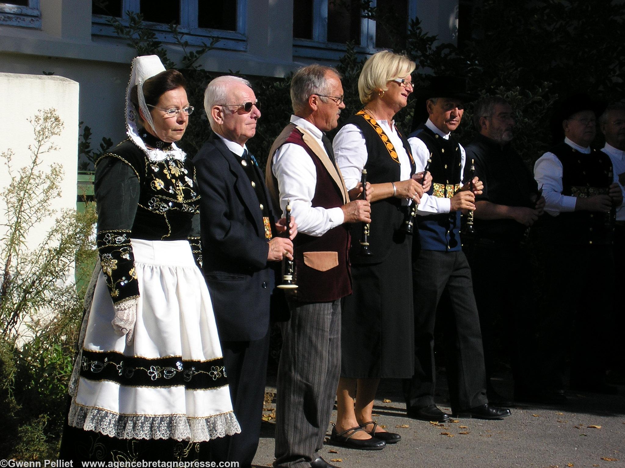 Quelques membres du Bagad Ar Re Goz lors de la décoration d'un de ses membres par le ministère de la Culture et de la
Communication. Quelques membres du Bagad Ar Re Goz lors de la décoration d'un de ses membres par le ministère de la Culture et de la
Communication.
