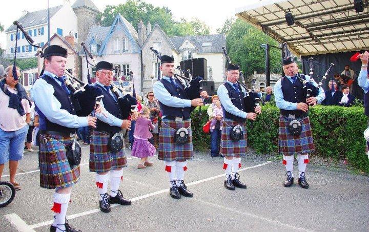 Le GPS Bretagne Pipe Band de Pont-Aven ou <i>Gradlon Piping Society</i> créé par Michel Droual et Hervé Jaouen. Le GPS Bretagne Pipe Band de Pont-Aven ou <i>Gradlon Piping Society</i> créé par Michel Droual et Hervé Jaouen.