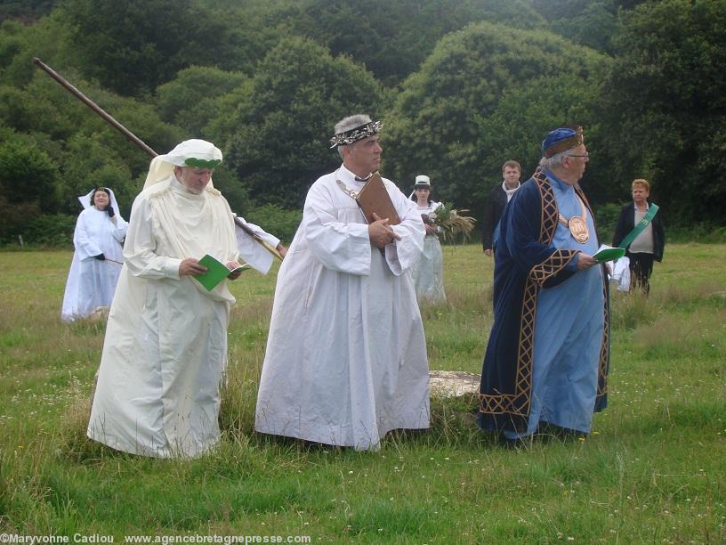Gorsedd Digor. Arzano le 15 juillet 2012. Au centre du cercle devant le « maen log » Penri Roberts Druide du Pays de Galles ; Per Vari Kerloc’h Grand Druide de Bretagne et Mick Paynter Grand Barde de Cornouailles ouvrent la cérémonie. Gorsedd Digor. Arzano le 15 juillet 2012. Au centre du cercle devant le « maen log » Penri Roberts Druide du Pays de Galles ; Per Vari Kerloc’h Grand Druide de Bretagne et Mick Paynter Grand Barde de Cornouailles ouvrent la cérémonie.